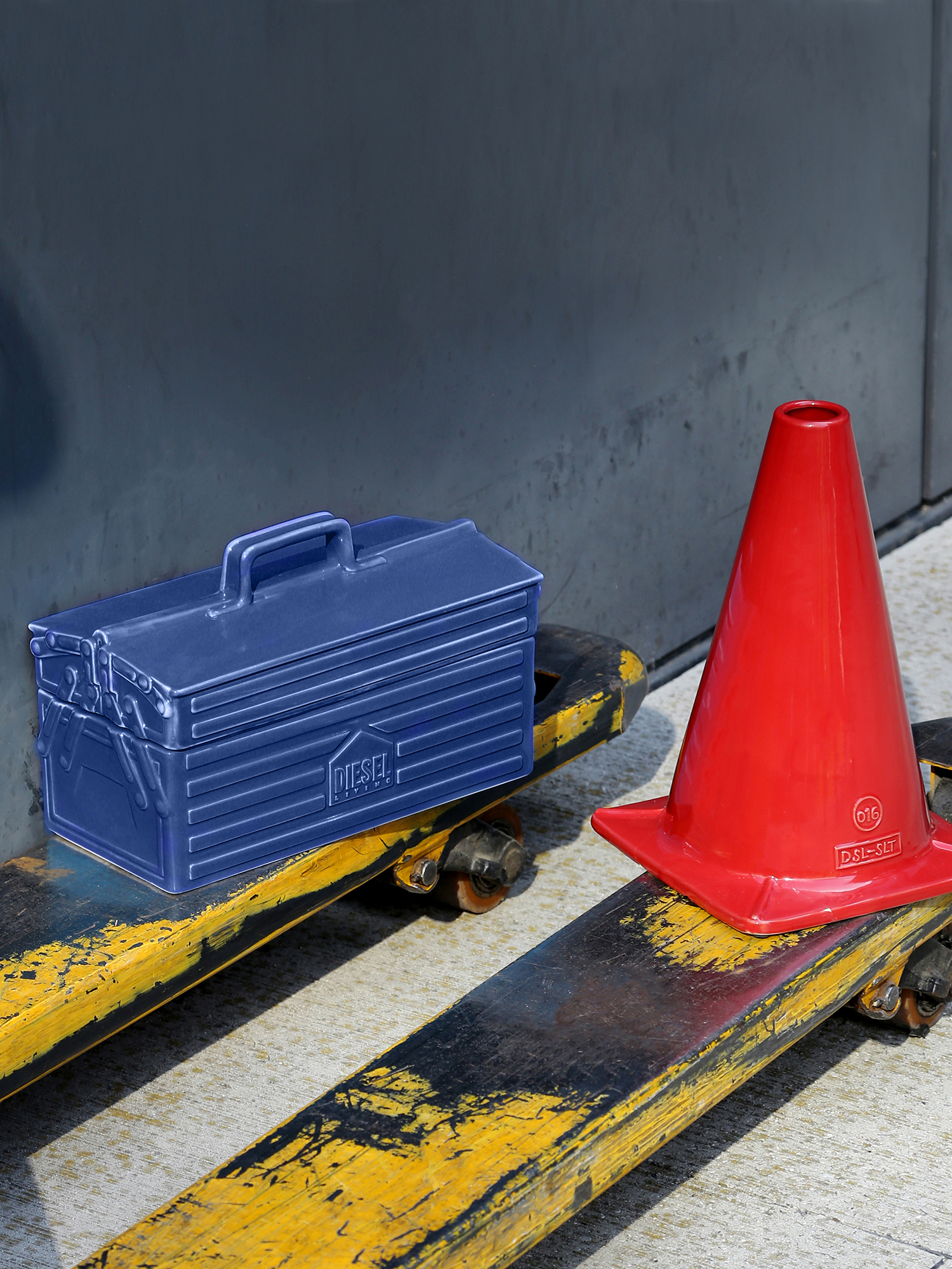 Diesel - 11055 WORK IS OVER, Unisex's Red stoneware vase cone in Fire Red - 4